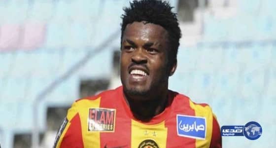 فتاة تعتدي بالضرب على الفنان إيهاب توفيق