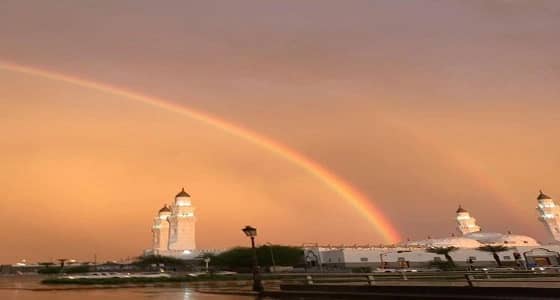 بالفيديو والصور.. " قوس قزح " يزين سماء المدينة ومشهد روحاني مع المسجد النبوي