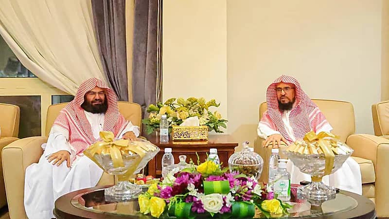 السديس يكرم الشيخ يوسف بن سعيد خطيب عرفة