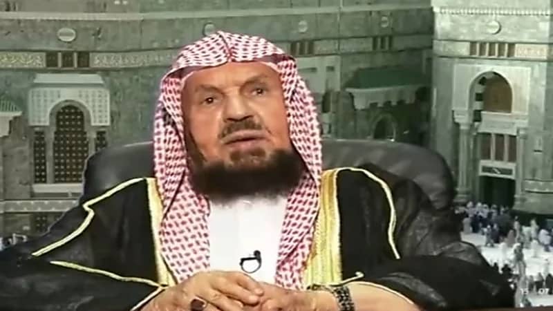 هل يتضاعف أجر الصدقات في مكة المكرمة؟.. شاهد: المنيع يجيب