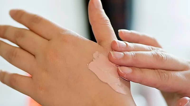 "الغذاء والدواء" توضح الأعراض الجانبية لمنتجات التجميل