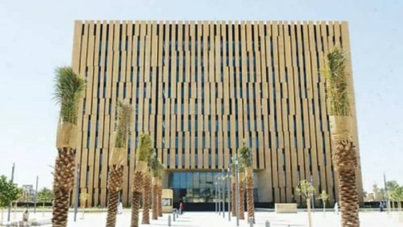 سجن قاضٍ سابق بمكة لإتهامه بالسب وإقامة علاقات محرمة