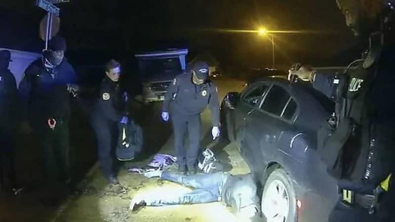 بالفيديو.. اعتداء مروع من الشرطة الأمريكية على شاب من أصول أفريقية