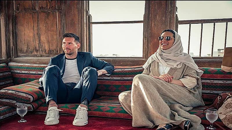 صور..لحظة استقبال الأميرة هيفاء آل سعود لليونيل ميسي في جدة التاريخية