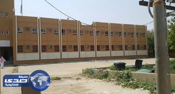 بالصور.. مقذوفات عسكرية حوثية تستهدف مدرسة بعارضة جازان