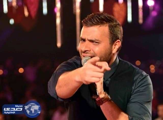 بالصور...زوجة رامي صبري تفاجئه بهدية على المسرح