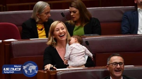 لأول مرة أرضاع طفله خلال جلسة رسمية للبرلمان
