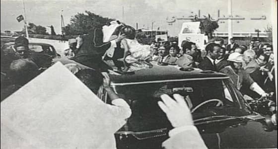 من نوادر الصور.. طفلة تصر على تقبيل " الملك فيصل " في تونس