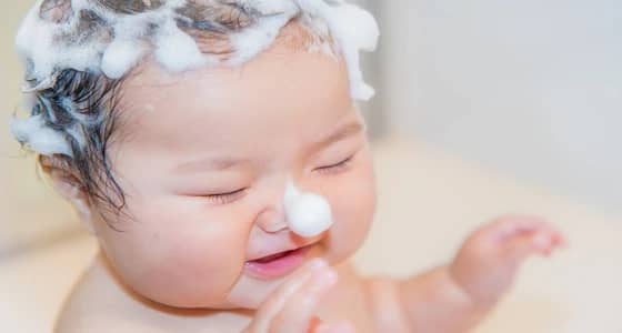 طرق بسيطة للاعتناء بفروة رأس طفلك الحساسة