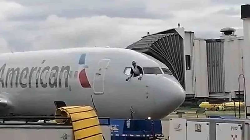 شاهد.. راكب يقتحم قمرة طائرة ويحاول القفز منها