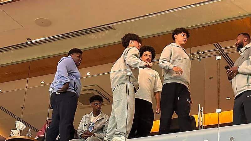 نجل رونالدو يتواجد في الأول بارك لمؤازرة النصر أمام الوصل.. صورة