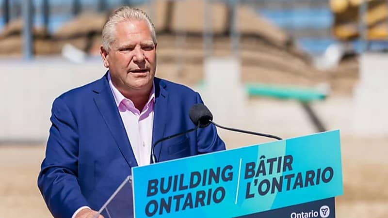 شاهد.. نحلة تضع برلماني كندي في موقف محرج 