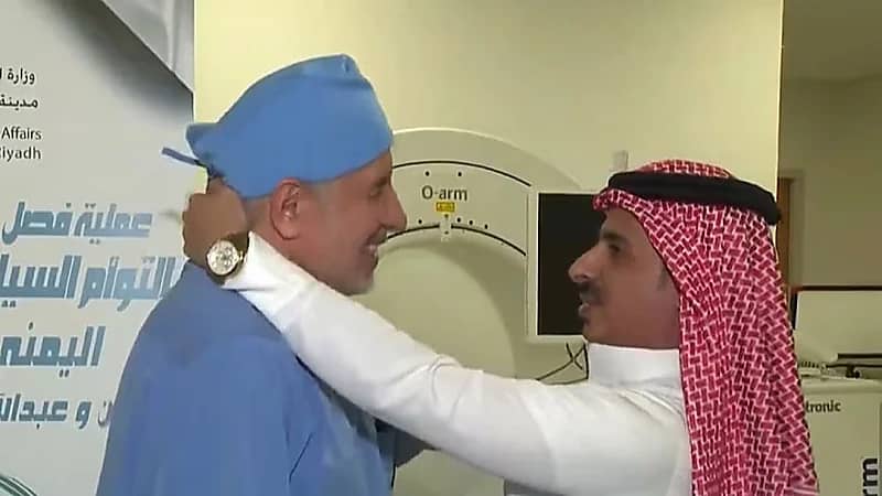بفرحة عارمة.. والد التوأم السيامي اليمني يُصر على تقبيل رأس "الربيعة" (فيديو)