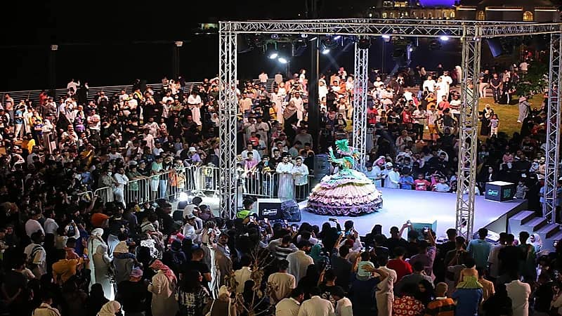 بالصور.. الفرق الاستعراضية التفاعلية تبهر زوار موسم جدة في "آرت بروميناد"