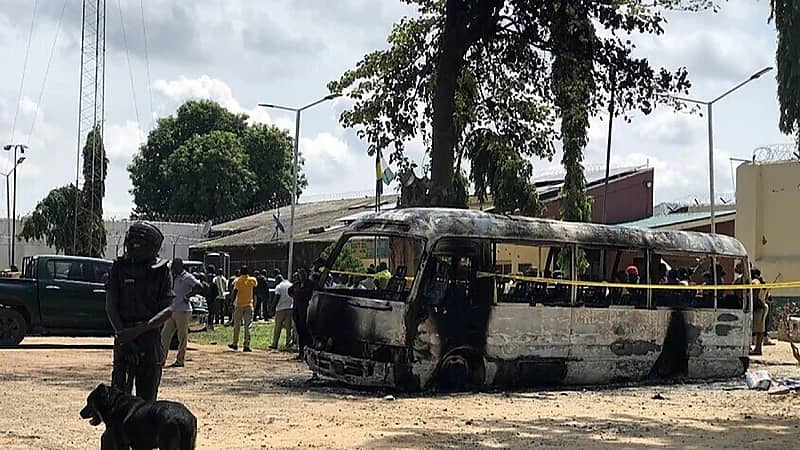 هجوم مسلح يسفر عن مقتل 27 شخصاً في مسجد أثناء الصلاة