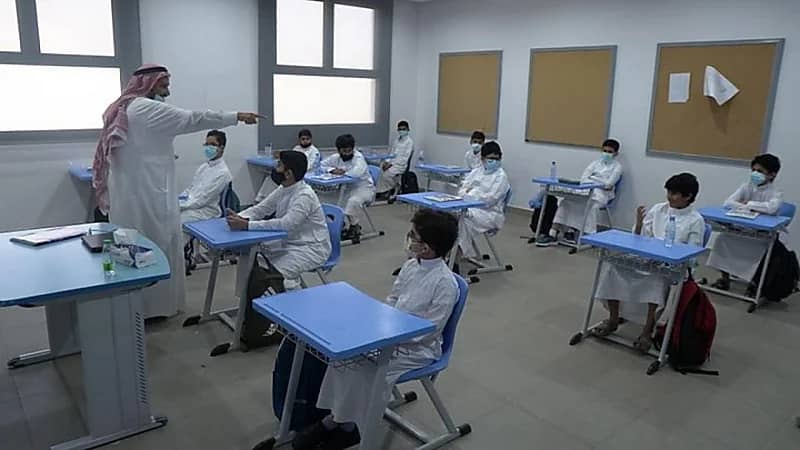 التعليم تحدد عقوبة تصوير الطلاب للمعلمين دون علمهم