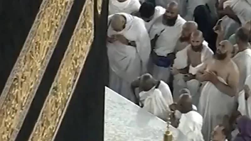 الحرم المكي يغتسل بالأمطار وسط تضرُّع المصلين بالدعاء.. فيديو