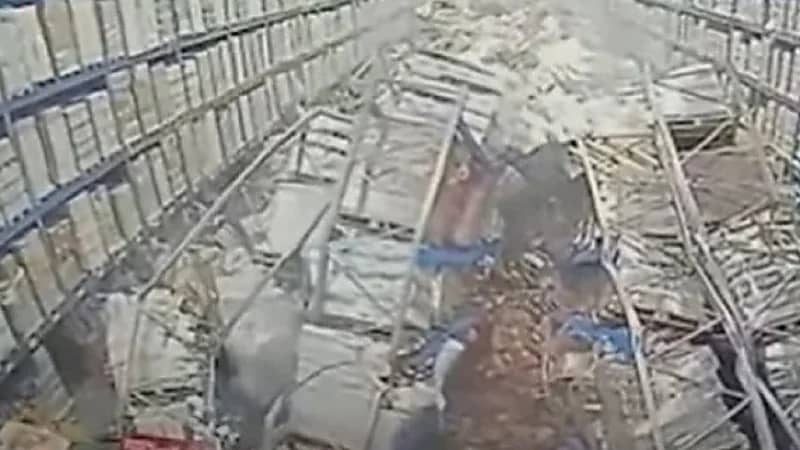 شاهد.. لحظة انهيار رفوف مستودع على عامل