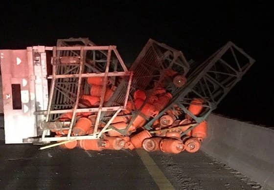 اغلاق طريق المدينة ينبع بعد انقلاب شاحنة تحمل 700 اسطوانة غاز