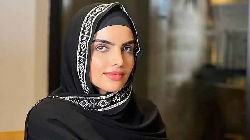 فندق يمنع سارة الودعاني من الخروج مع ابنتها دون إذن الناني.. فيديو