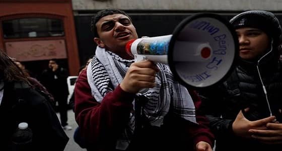 بالصور.. أمريكيون يتظاهرون احتجاجا على اعتقال المهاجرين