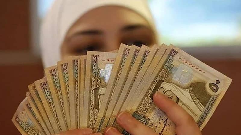رجل يُعاقب زوجته ويجبرها على ابتلاع دنانير في الأردن