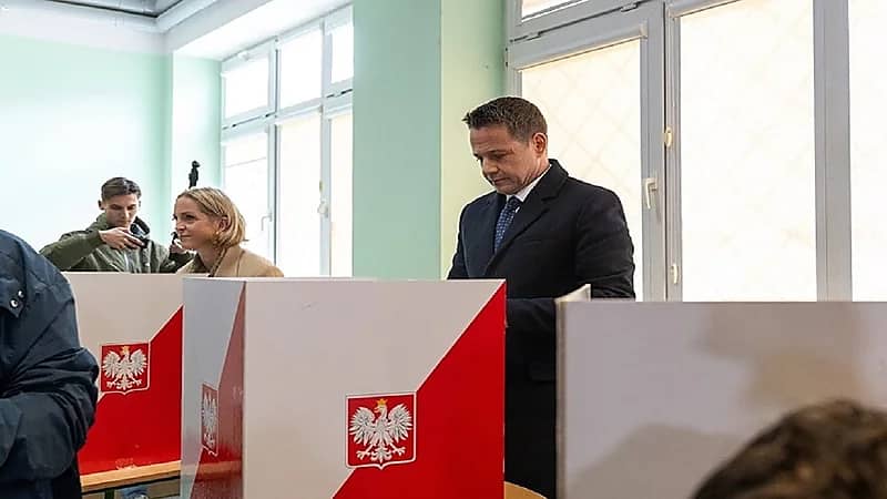 مرشح رئاسة بولندا يدعو منافسه لفحص علني يثبت عدم تعاطيه المخدرات