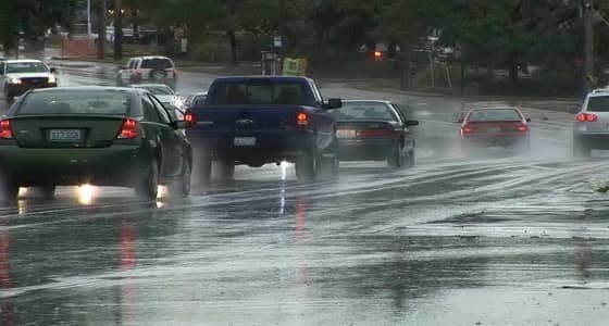 4 خطوات يجب اتباعها إذا انزلقت المركبة أثناء المطر