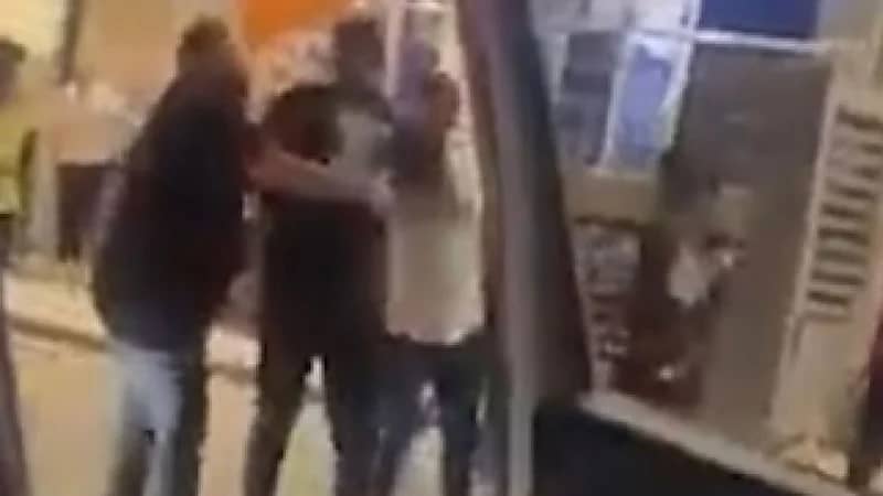 شاهد.. اشتباك بالضرب بين مدافع النادي الأهلي المصري ومشجعًا زملكاويًا في الشارع