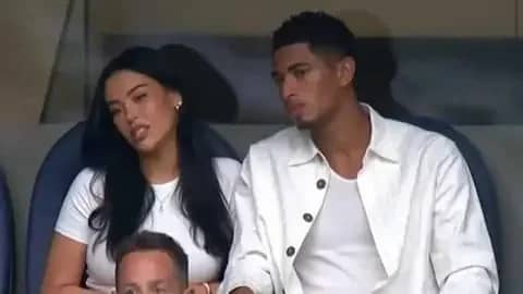 عارضة الأزياء الأمريكية تُنهي الجدل حول علاقتها ببيلينغهام برسائل حب في عيد ميلاده