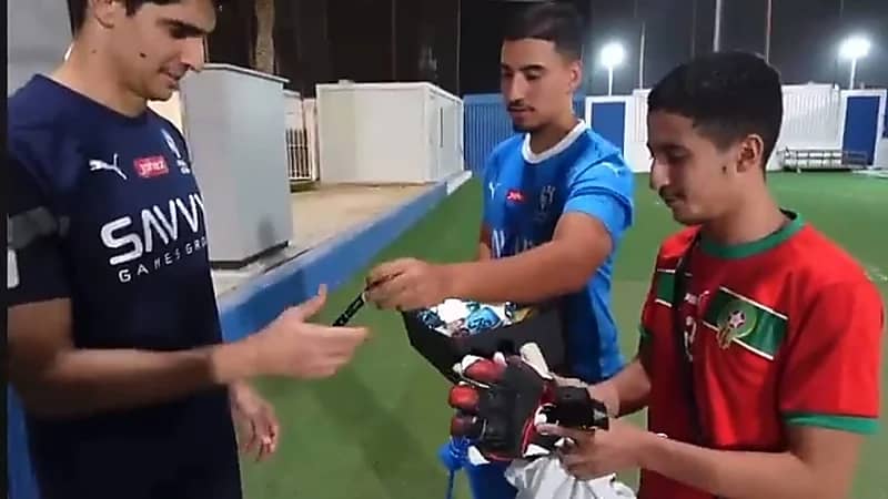 مشجعان فرنسيان يفاجئان بونو بهدية .. فيديو