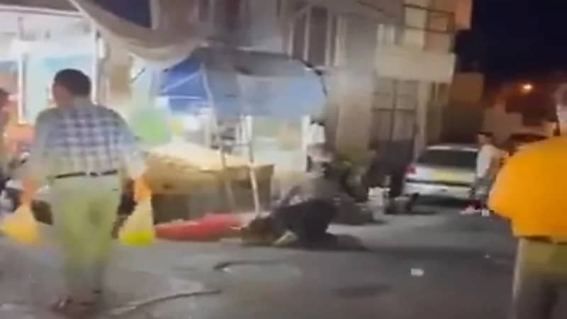 بالفيديو.. شاب إيراني يهاجم "معمم" ويضربه بشدة