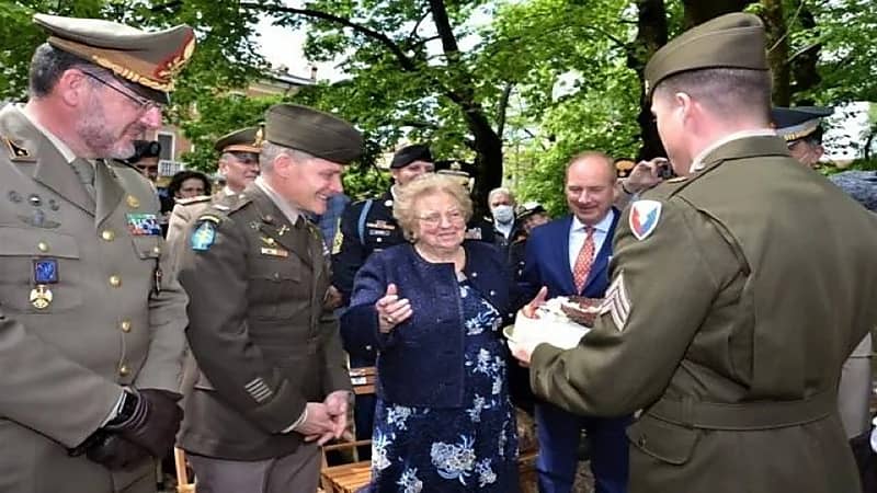 امرأة تحصل على تعويض عن كعكة سرقها جنود قبل 77 عامًا