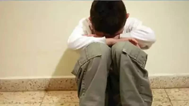 سجن بائع سمك بتهمة استدراج وهتك عرض طفل