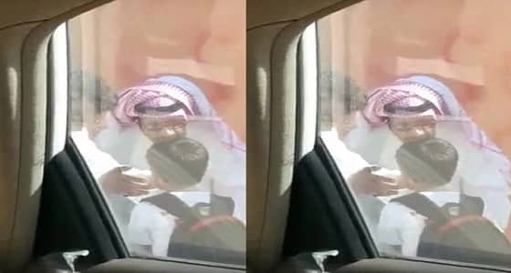 بالفيديو.. نجاة طفل صغير من كارثة محققة بعد إنتهاء الدوام