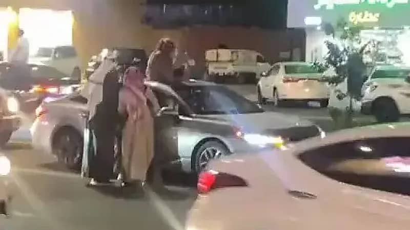 بالفيديو.. شباب يقدمون القهوة في أحد الشوارع بحائل في ذكرى يوم التأسيس