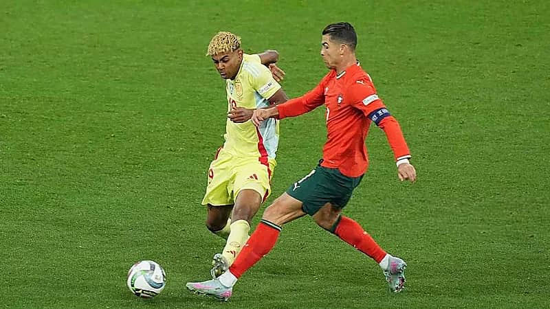 يامال يثير الجدل بفيديو قديم مع قميص رونالدو .. فيديو