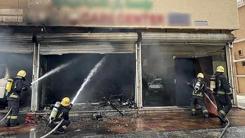 إخماد حريق في محل تجاري بالدمام