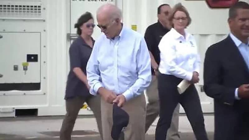 الرئيس الأمريكي يحدق طويلاً في إسفلت الطريق