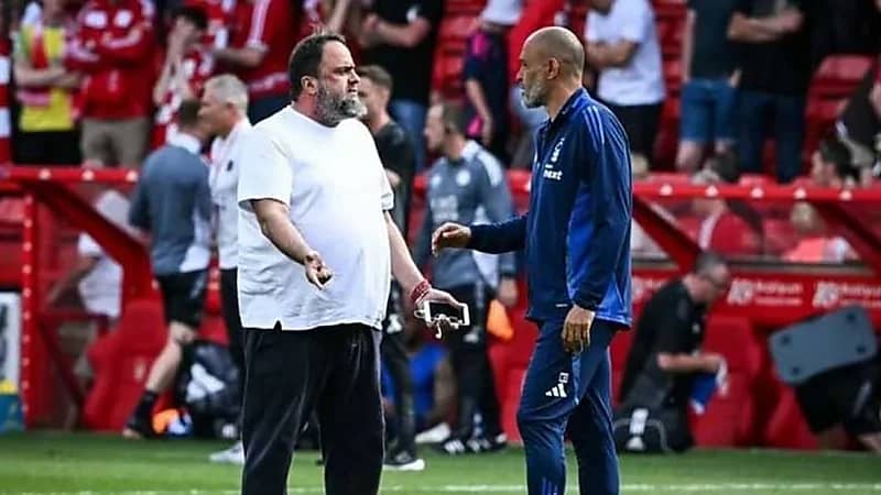 ملياردير يثير الجدل بهاتفه القديم