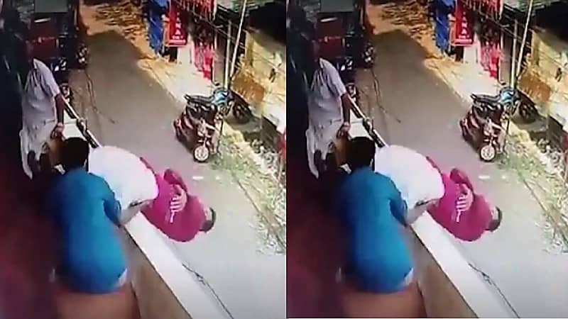 بالفيديو.. شاب ينقذ آخر من الموت في اللحظة الأخيرة