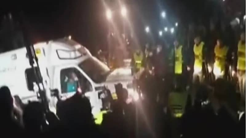 شاهد.. لحظة خروج الطفل ريان من البئر العميقة 