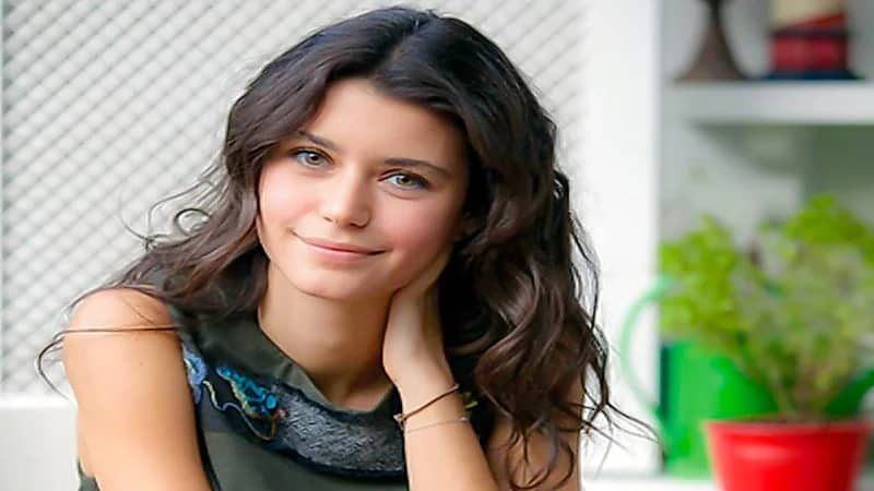 بيرين سات تسخر من الحجاب: صمغ يغطي عقل المرأة