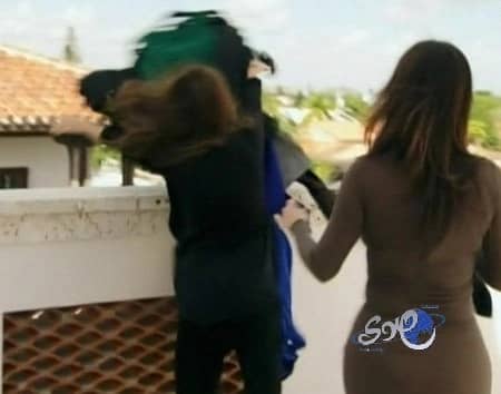 كورتني كارداشيان تطرد كيم من منزلها وترمي ثيابها في الطريق