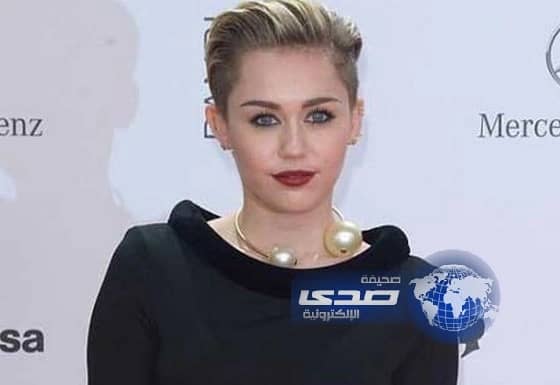 التفاعل يدفع بمايلي سايروس الى خلع فستانها نهاية الحفل