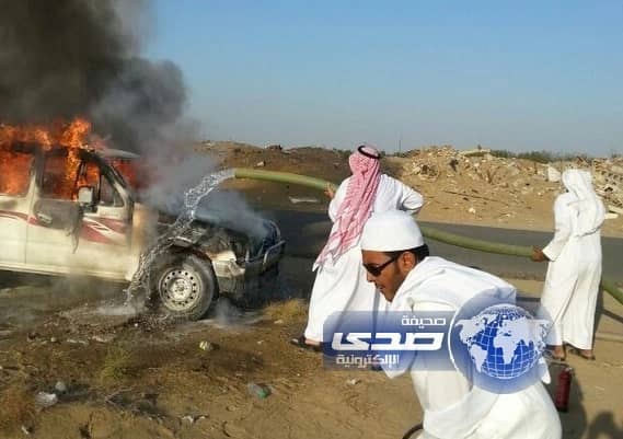 معلمون يخمدون حريق نشب بمركبة طالب في المظيلف