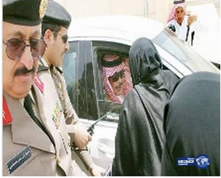 أمير الباحة يتوقف في الطريق للاستماع لشكوى امرأتين استوقفتاه