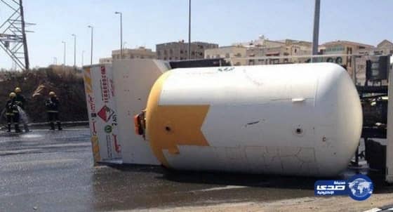 مدني الريا ض يباشر انقلاب ناقلة وقود بطريق الجنادرية