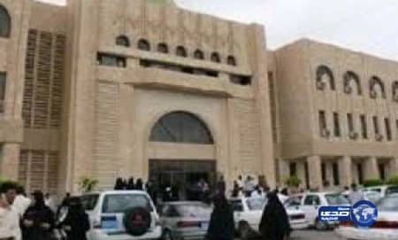 رجل يتفاجأ بزوجته في الجامعة بعد شهرين من الإعلان عن وفاتها