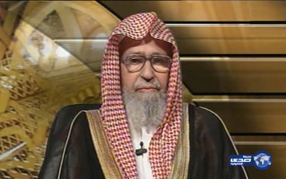 الشيخ الفوزان: الانحناء لتقبيل قدم الأم عمل محرم